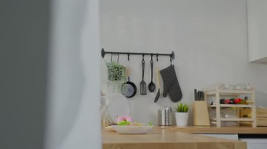 Mutfak aletleri tezgahın yanındaki duvarda asılı.