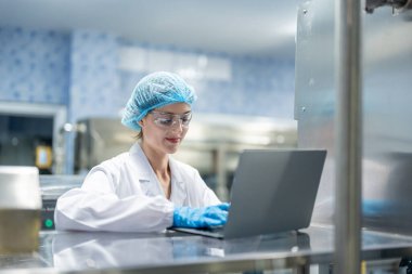 Kafkas kadın bilim adamı fabrika deposunda laboratuarda çalışıyor. Çekici kadın kimyager, bilimsel araştırma laboratuarında maden suyu şişelerini incelerken kimyasal bir numuneyi analiz etti..