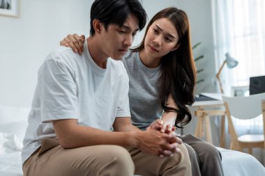 Asyalı bir eş, kocasını teselli edip, hayat sıkıntısı için gözyaşı döküyor. Çekici genç kadın desteği, teselli ve evdeki stresli adama empati kurmak. Aile ilişkisi