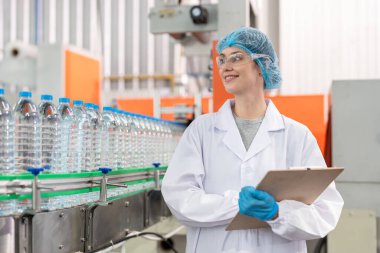 Kafkas kadın bilim adamı fabrika deposunda laboratuarda çalışıyor. Çekici kadın kimyager, bilimsel araştırma laboratuarında maden suyu şişelerini incelerken kimyasal bir numuneyi analiz etti..