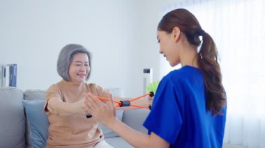 Asyalı kadın ve yaşlı kadın evde egzersiz yapıyorlar.