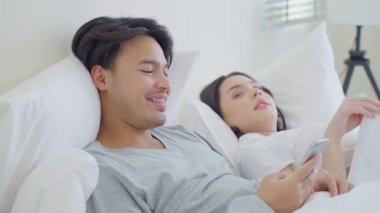 Genç çift yatakta birlikte dinleniyor..