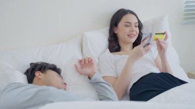 genç bir çift yatakta birlikte rahatlatıcı