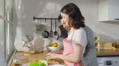 Mutfakta birlikte yemek pişiren çift.