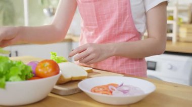 Mutfakta malzemeleri hazırlayan kadın..