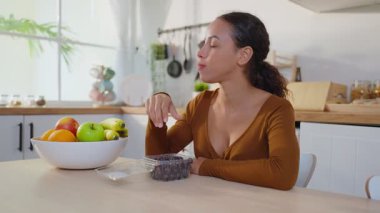 Modern mutfakta yaban mersinini seven bir kadın.