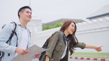 Gülümserken şehri keşfeden iki turist