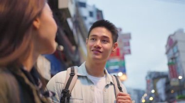 Asyalı çekici romantik çift balayı gezisi için şehre geliyor. Genç evli erkek ve kadın turistler kendilerini neşeli ve heyecanlı hissediyorlar. Tatil tatillerinin tadını çıkarıyorlar..