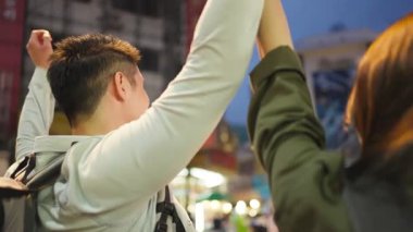 Asyalı çekici romantik çift balayı gezisi için şehre geliyor. Genç evli erkek ve kadın turistler kendilerini neşeli ve heyecanlı hissediyorlar. Tatil tatillerinin tadını çıkarıyorlar..