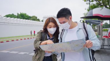 Haritaya bakarken şehri keşfeden çift