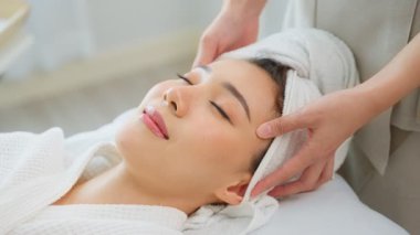 Kadın kafa masajı yaptırıyor.