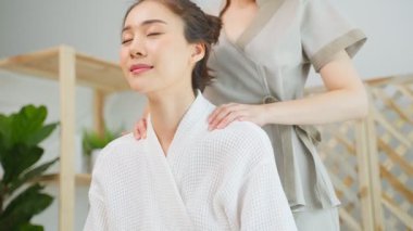 Kaplıcada rahatlatıcı masaj yaptıran kadın