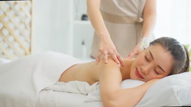 Kaplıcada rahatlatıcı masaj yaptıran kadın