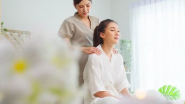 Spa ortamında masaj yaptıran kadın