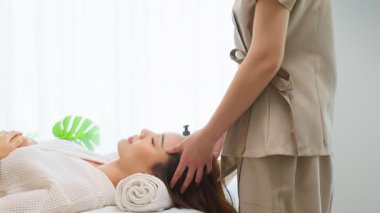 spa merkezinde masaj koltuğu alma kadın