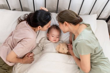 Asyalı lezbiyen çift, erkek çocuklarını evde büyütür ve onlarla ilgilenir. İki çekici kadın anne, uyuyan çocuklarını sıcak aile ortamında büyütürken hassas anlarını paylaşıyorlar..