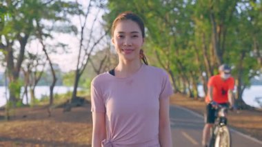 Asyalı aktif sporcu kadın açık hava egzersizinden sonra kendinden emin duruyor..