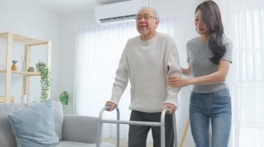 Yaşlı adam oturma odasında Walker 'ı kullanıyor.