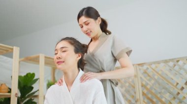 Spa ortamında masaj yaptıran kadın