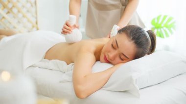 Sağlık kaplıcasında masaj yaptıran kadın