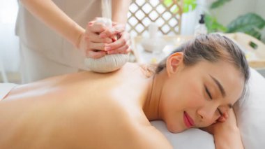 Bitkisel kompres ile masaj yaptıran kişi