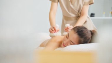 Kaplıcada masaj tedavisi gören bir kadın.