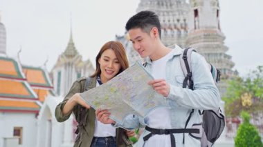 Genç Asyalı çift antik tapınağı araştırıyor..