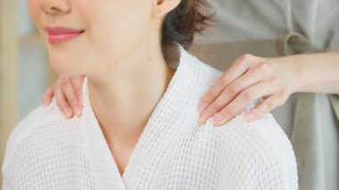 Spa 'da Asyalı Kadın Rahatlatıcı Omuz Masajı Aldı