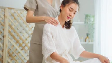 Spa 'da Asyalı Kadın Rahatlatıcı Boyun ve Omuz Masajı Aldı