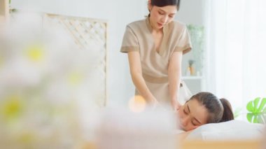 Asyalı kadın spa masajı, sağlık ve kendine bakmaktan zevk alıyor.