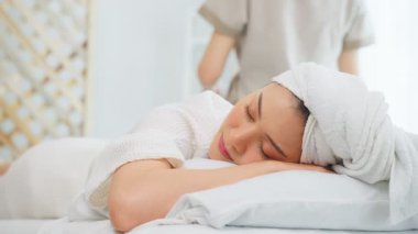 Huzurlu bir spa deneyimi. Kadın rahatlatıcı bir masajdan hoşlanıyor.