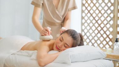 Sağlık kaplıcasında masaj yaptıran kadın