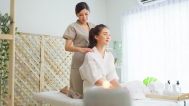 Parlak spa odasında masaj yaptıran kadın.