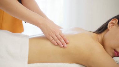 Kaplıcadaki terapistten masaj alan Asyalı kadın..