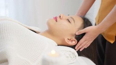 Kaplıcadaki terapistten masaj alan Asyalı kadın..