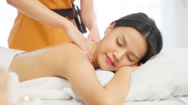 Kaplıcadaki terapistten masaj alan Asyalı kadın..