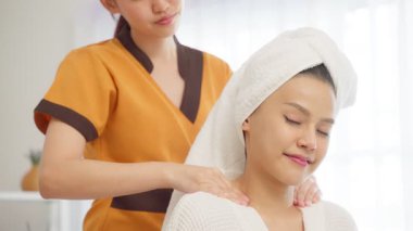 Kaplıcadaki terapistten masaj alan Asyalı kadın..