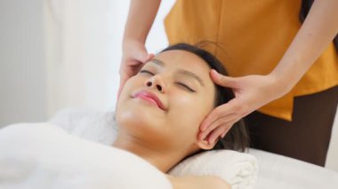 Kaplıcadaki terapistten masaj alan Asyalı kadın..