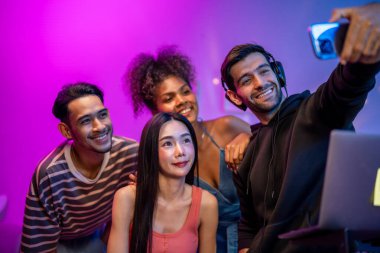 Çeşitli erkek ve kadın grupları parti yaparken fotoğraf çekiyorlar. Çekici genç arkadaşlar DJ ile eğleniyor. Müzik mikseri düzenleyicisi ve neon lambalı ev partisinde karıştırıcı..