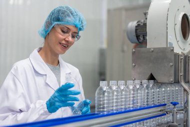 Kafkas kadın bilim adamı fabrika deposunda laboratuarda çalışıyor. Çekici kadın kimyager, bilimsel araştırma laboratuarında maden suyu şişelerini incelerken kimyasal bir numuneyi analiz etti..