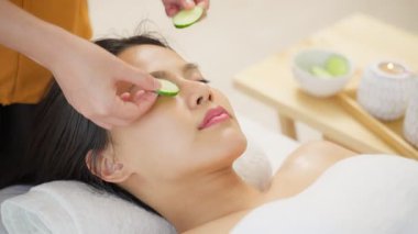 Kadın terapist, barışçıl bir aromaterapi seansı sırasında kadın müşteriye tedavi uyguluyor.