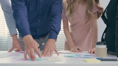 İki kişi birlikte bir proje üzerinde çalışıyor.