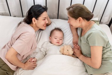 Asyalı lezbiyen çift, erkek çocuklarını evde büyütür ve onlarla ilgilenir. İki çekici kadın anne, uyuyan çocuklarını sıcak aile ortamında büyütürken hassas anlarını paylaşıyorlar..