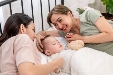 Asyalı lezbiyen çift, erkek çocuklarını evde büyütür ve onlarla ilgilenir. İki çekici kadın anne, uyuyan çocuklarını sıcak aile ortamında büyütürken hassas anlarını paylaşıyorlar..