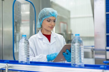 Kafkas kadın bilim adamı fabrika deposunda laboratuarda çalışıyor. Çekici kadın kimyager, bilimsel araştırma laboratuarında maden suyu şişelerini incelerken kimyasal bir numuneyi analiz etti..