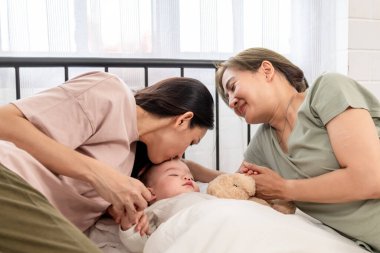 Asyalı lezbiyen çift, erkek çocuklarını evde büyütür ve onlarla ilgilenir. İki çekici kadın anne, uyuyan çocuklarını sıcak aile ortamında büyütürken hassas anlarını paylaşıyorlar..