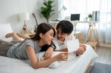 Asyalı güzel bir kadın erkek arkadaşından doğum günü kartı alıyor. Çekici bir genç kız kocasından sürpriz gelecek diye mutlu ve heyecanlı hissediyor ve yıl dönümünü evde kutlamaya hazır..