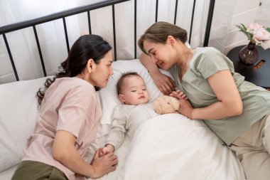 Asyalı lezbiyen çift, erkek çocuklarını evde büyütür ve onlarla ilgilenir. İki çekici kadın anne, uyuyan çocuklarını sıcak aile ortamında büyütürken hassas anlarını paylaşıyorlar..