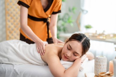 Asyalı genç çift havaalanı terminalinden biniş kapısına doğru yürüyor. Çekici erkek ve kadın arkadaşlar tatil gezisi için uçakla yurtdışına gittikleri için mutlu ve heyecanlı hissediyorlar..