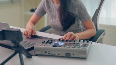 Stüdyoda ses karıştırma ekipmanı kullanan kadın.